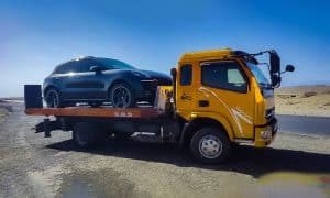 خودروبر تکی در حال حمل یک خودروی سواری
